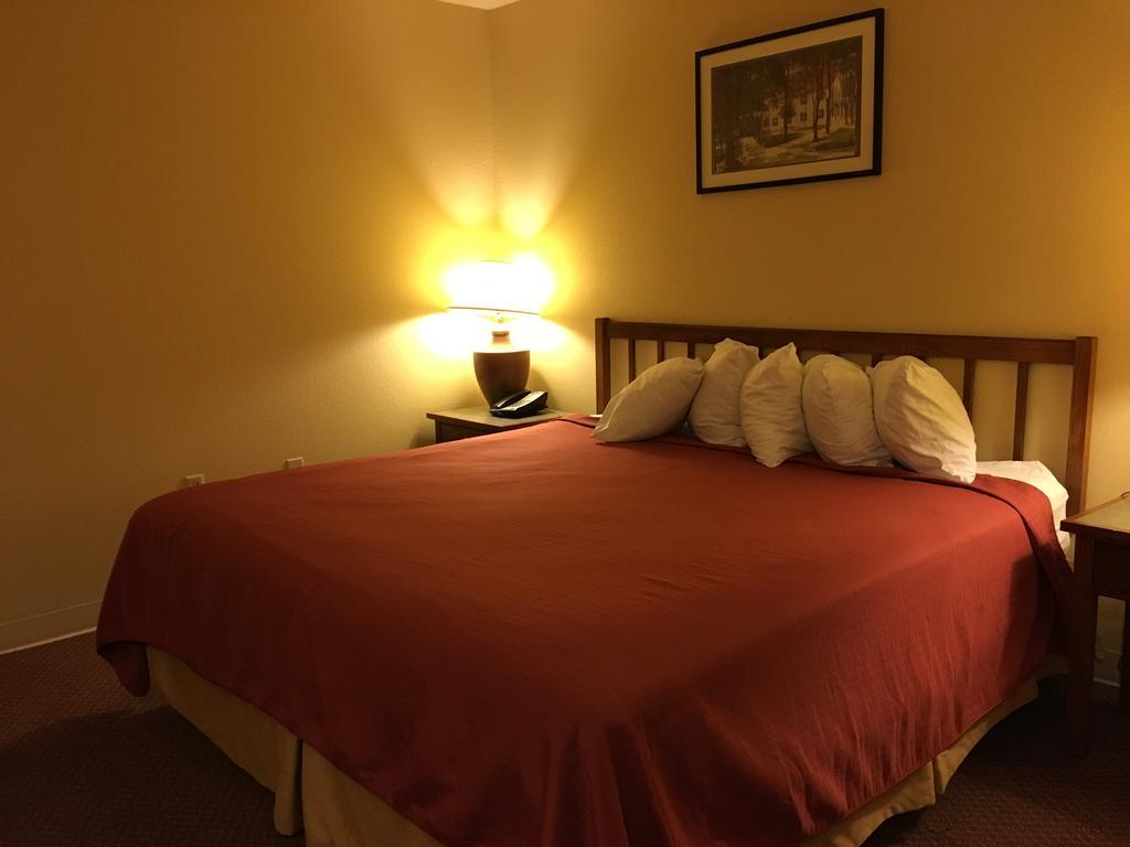 Norwood Inn And Suites Chaska Екстер'єр фото