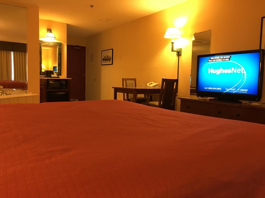 Norwood Inn And Suites Chaska Екстер'єр фото