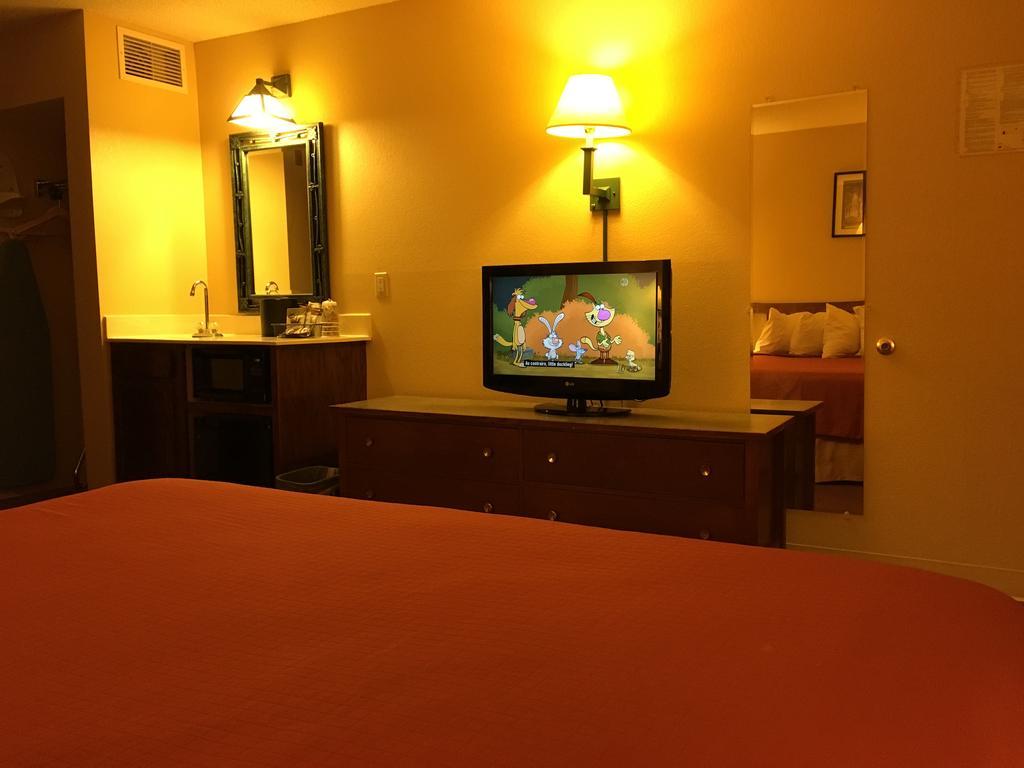 Norwood Inn And Suites Chaska Екстер'єр фото