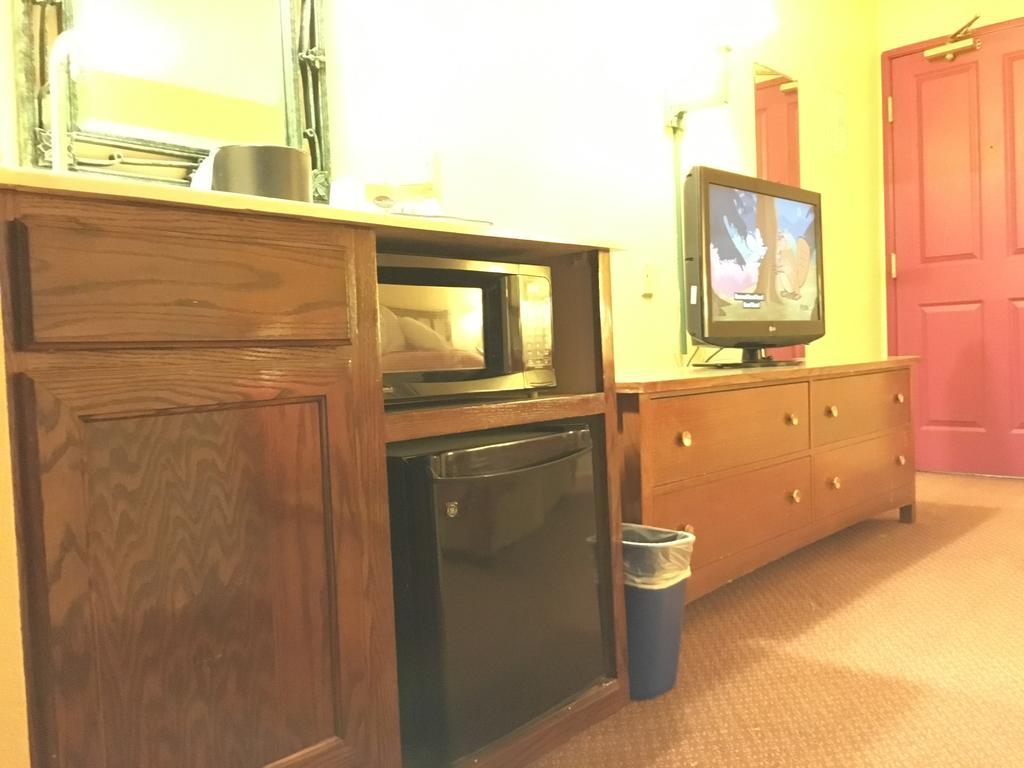 Norwood Inn And Suites Chaska Екстер'єр фото