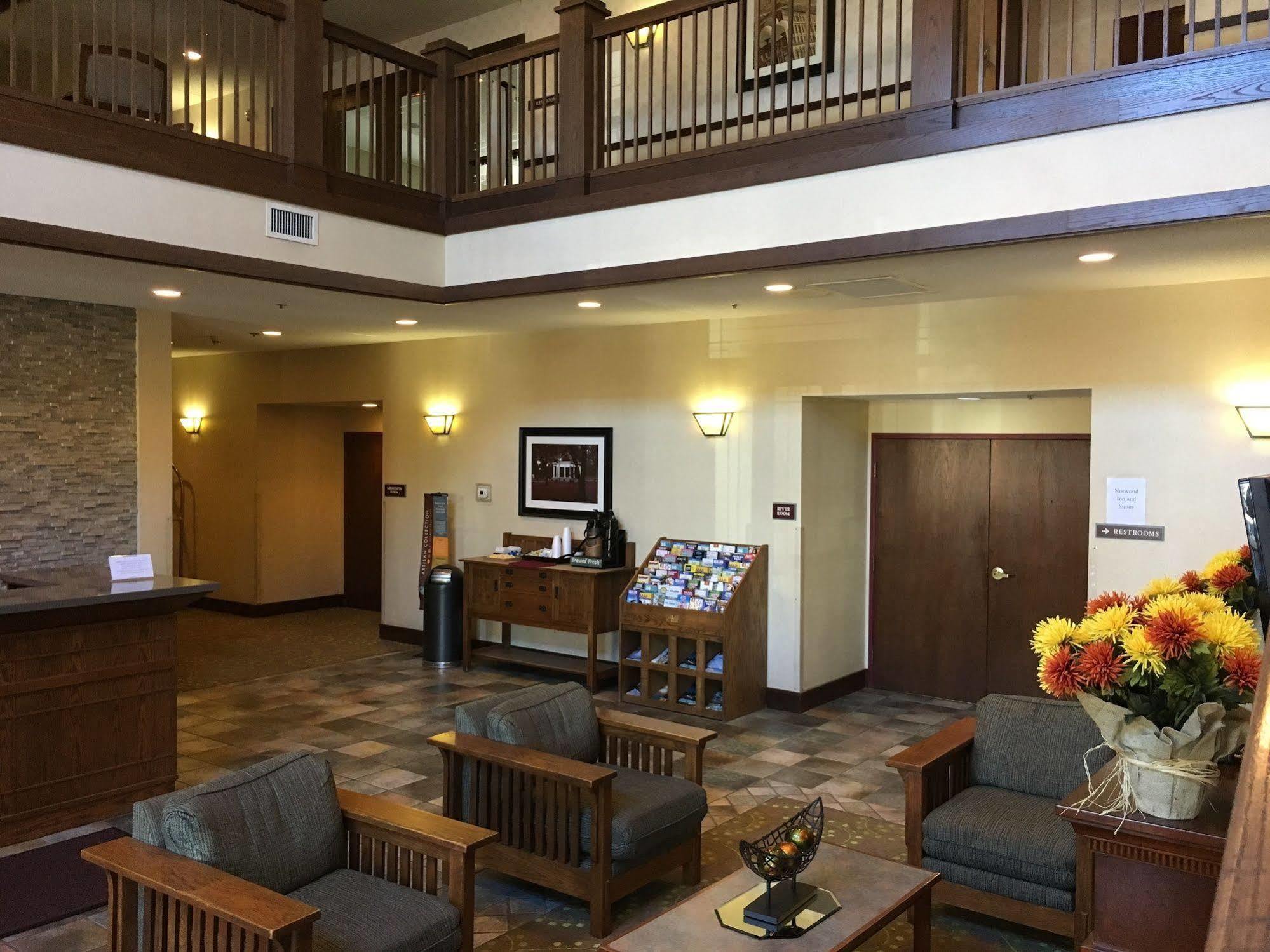 Norwood Inn And Suites Chaska Екстер'єр фото