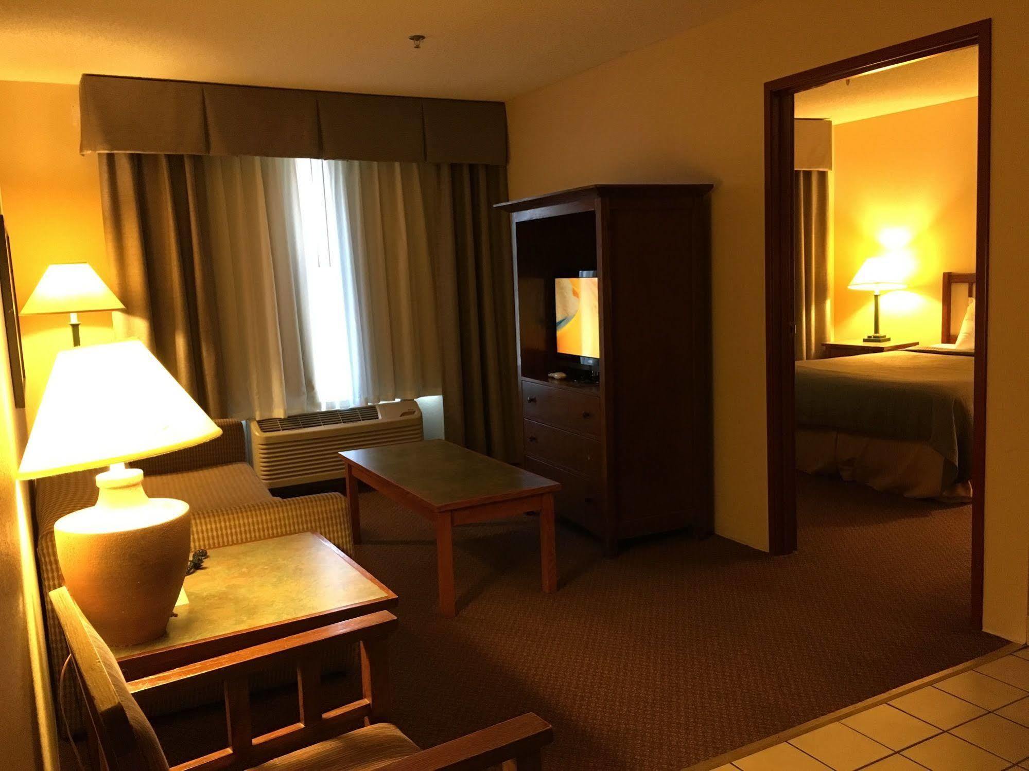Norwood Inn And Suites Chaska Екстер'єр фото