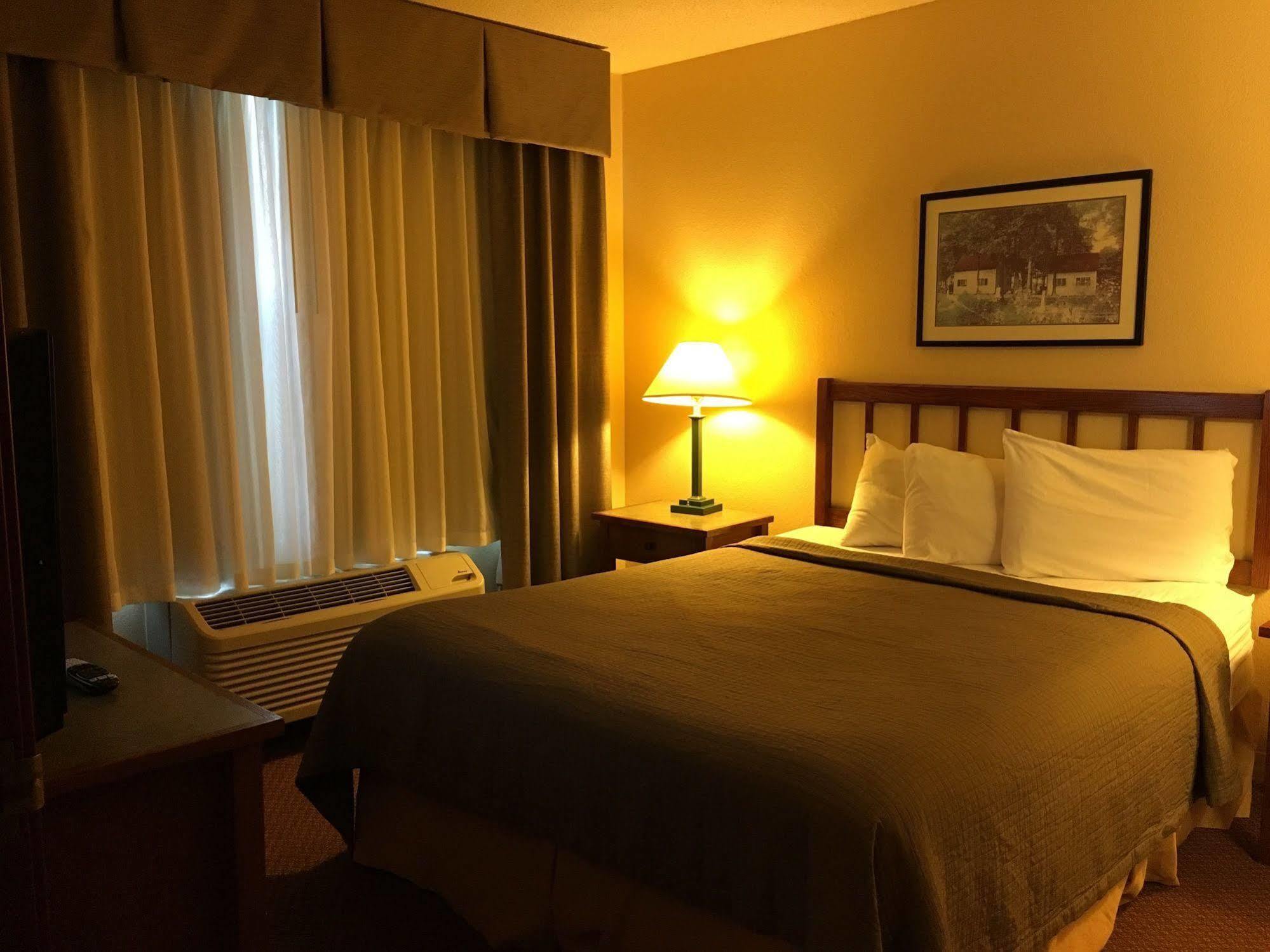 Norwood Inn And Suites Chaska Екстер'єр фото