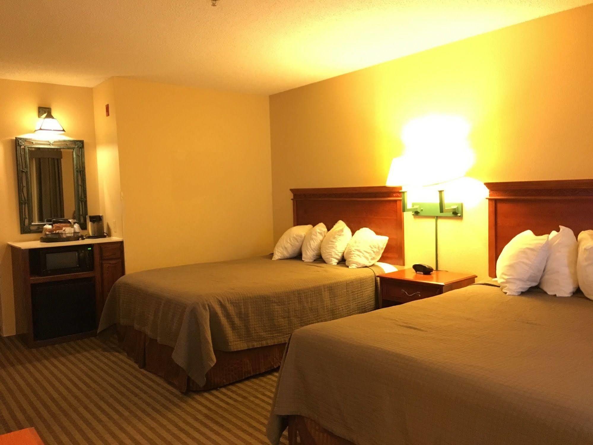 Norwood Inn And Suites Chaska Екстер'єр фото