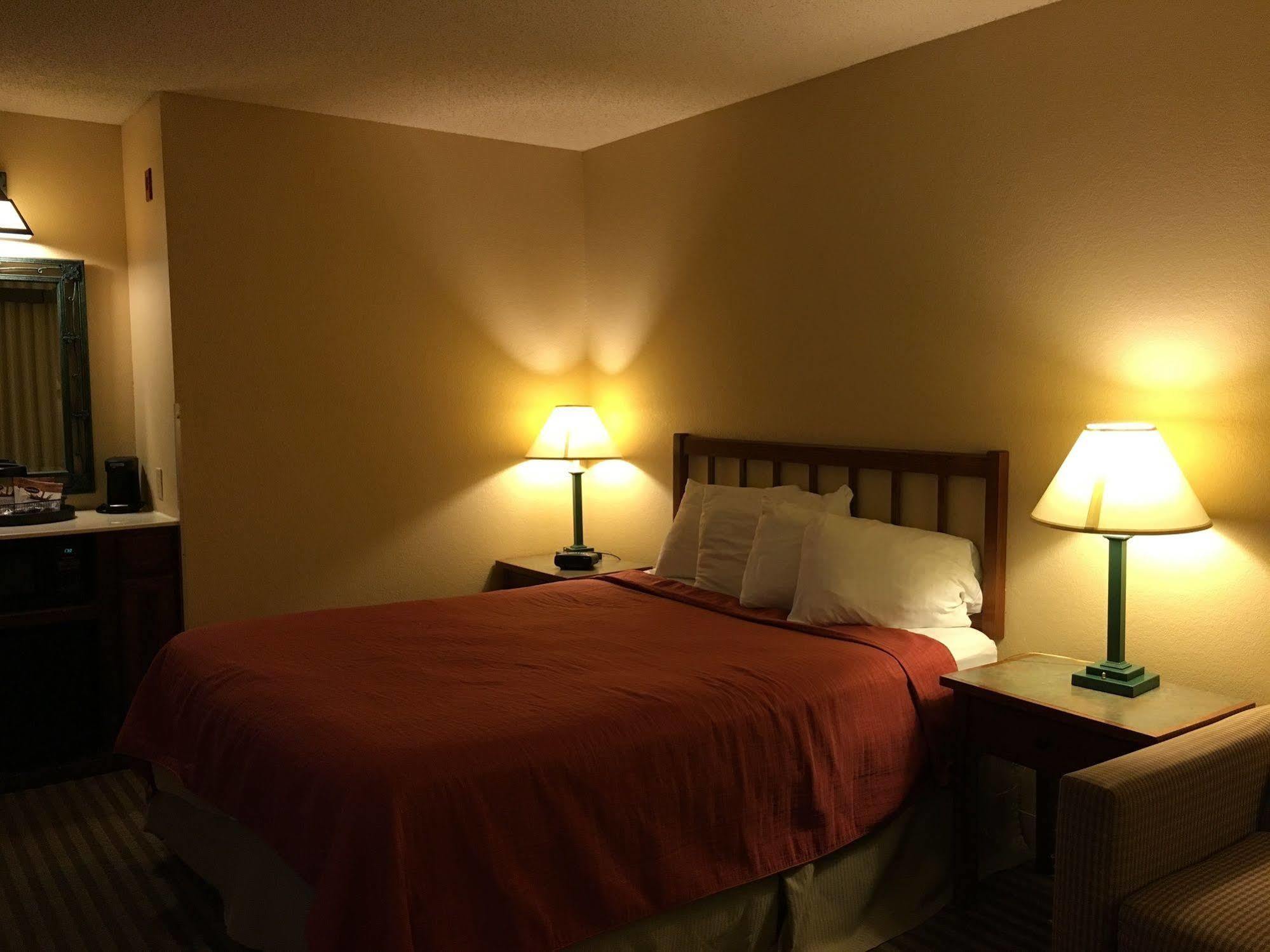 Norwood Inn And Suites Chaska Екстер'єр фото