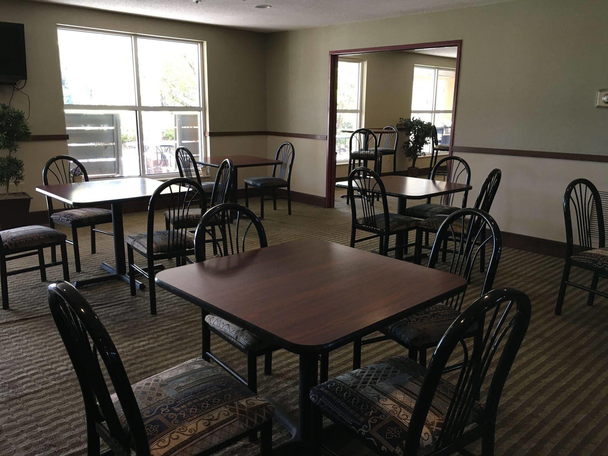 Norwood Inn And Suites Chaska Екстер'єр фото